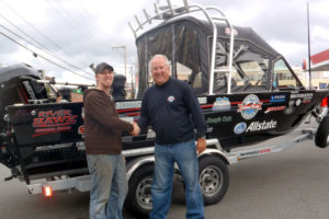 Tony Floor congratulates Jason Edwards, winner of the 2013 Northwest Salmon Derby Series boat. 