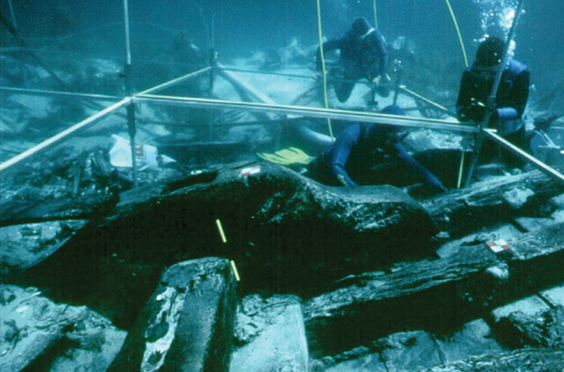 Divers recovering beer from the shipwreck